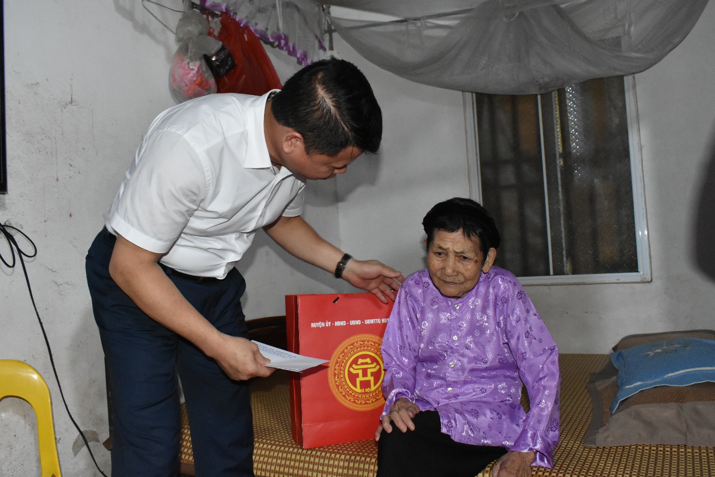 Đồng chí Phó Chủ tịch UBND huyện Mê Linh Lê Văn Khương thăm, tặng quà các gia đình chính sách tiêu biểu tại xã Tiến Thắng- Ảnh 1. Đồng chí Phó Chủ tịch UBND huyện Mê Linh Lê Văn Khương thăm, tặng quà các gia đình chính sách tiêu biểu tại xã Tiến Thắng- Ảnh 1.