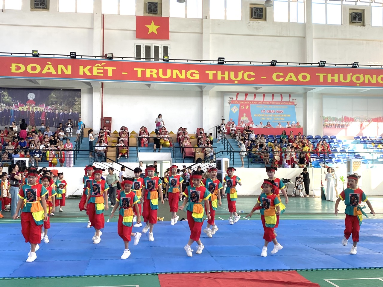 Sôi động giải đồng diễn thể thao thiếu niên nhi đồng huyện Mê Linh- Ảnh 1. Sôi động giải đồng diễn thể thao thiếu niên nhi đồng huyện Mê Linh- Ảnh 1.