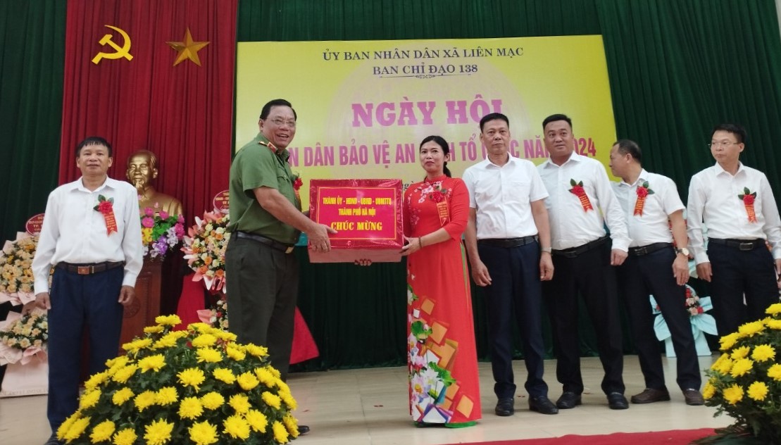 Giám đốc Công an thành phố Hà Nội Nguyễn Hải Trung dự Ngày hội "Toàn dân bảo vệ an ninh Tổ quốc" tại xã Liên Mạc- Ảnh 1.