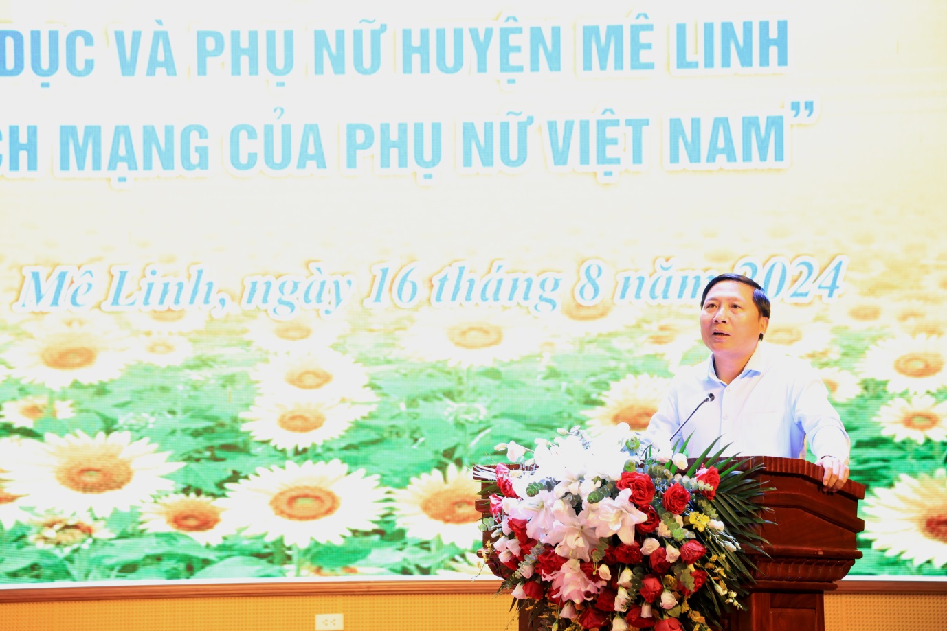 Đồng chí Trương Mỹ Hoa, nguyên Bí thư Trung ương Đảng, nguyên Phó Chủ tịch Nước nói chuyện với ngành Giáo dục và phụ nữ huyện Mê Linh "Về tinh thần bất khuất, cách mạng của phụ nữ Việt Nam"- Ảnh 2. Đồng chí Trương Mỹ Hoa, nguyên Bí thư Trung ương Đảng, nguyên Phó Chủ tịch Nước nói chuyện với ngành Giáo dục và phụ nữ huyện Mê Linh "Về tinh thần bất khuất, cách mạng của phụ nữ Việt Nam"- Ảnh 2.