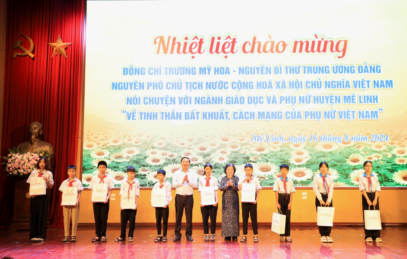 Đồng chí Trương Mỹ Hoa, nguyên Bí thư Trung ương Đảng, nguyên Phó Chủ tịch Nước nói chuyện với ngành Giáo dục và phụ nữ huyện Mê Linh "Về tinh thần bất khuất, cách mạng của phụ nữ Việt Nam"- Ảnh 3. Đồng chí Trương Mỹ Hoa, nguyên Bí thư Trung ương Đảng, nguyên Phó Chủ tịch Nước nói chuyện với ngành Giáo dục và phụ nữ huyện Mê Linh "Về tinh thần bất khuất, cách mạng của phụ nữ Việt Nam"- Ảnh 3.