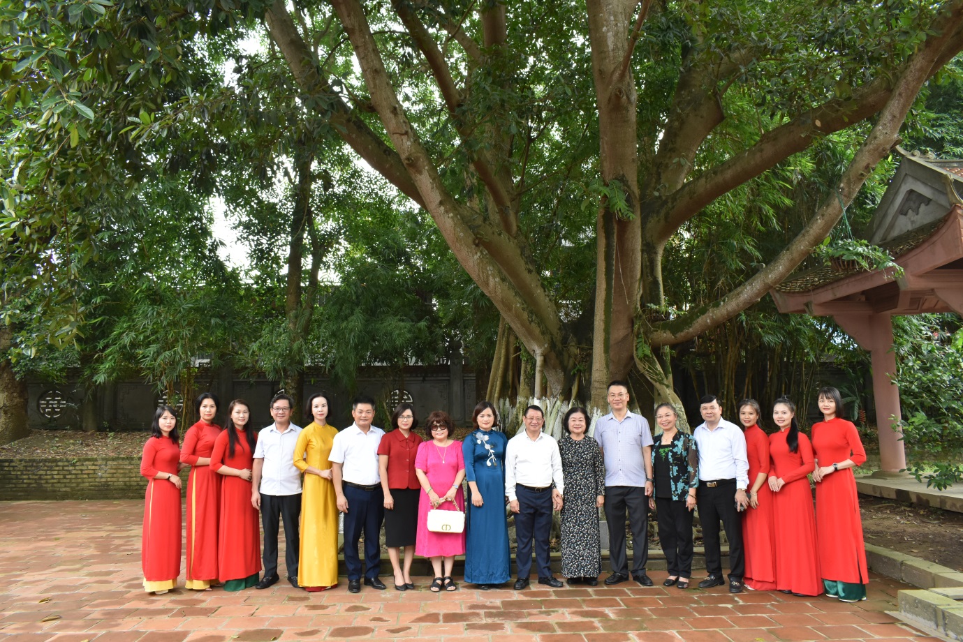 Đồng chí Trương Mỹ Hoa, nguyên Bí thư Trung ương Đảng, nguyên Phó Chủ tịch Nước nói chuyện với ngành Giáo dục và phụ nữ huyện Mê Linh "Về tinh thần bất khuất, cách mạng của phụ nữ Việt Nam"- Ảnh 4. Đồng chí Trương Mỹ Hoa, nguyên Bí thư Trung ương Đảng, nguyên Phó Chủ tịch Nước nói chuyện với ngành Giáo dục và phụ nữ huyện Mê Linh "Về tinh thần bất khuất, cách mạng của phụ nữ Việt Nam"- Ảnh 4.