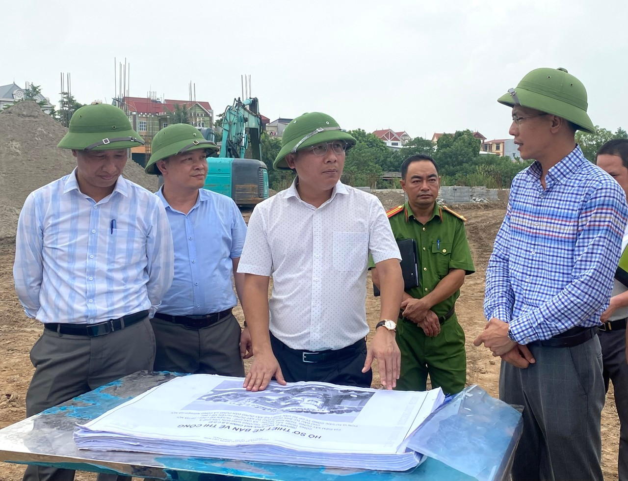 Đồng chí Bí thư Huyện ủy Nguyễn Thanh Liêm kiểm tra tiến độ xây dựng một số dự án đầu tư công trọng điểm trên địa bàn Huyện- Ảnh 1.