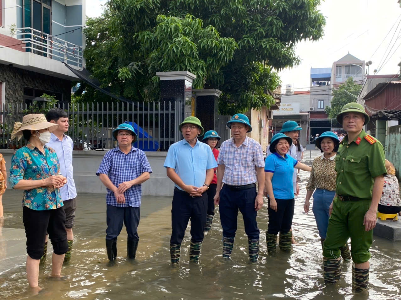 Lãnh đạo huyện Mê Linh kiểm tra, chỉ đạo công tác ứng phó với mưa, lũ, ngập lụt- Ảnh 2.