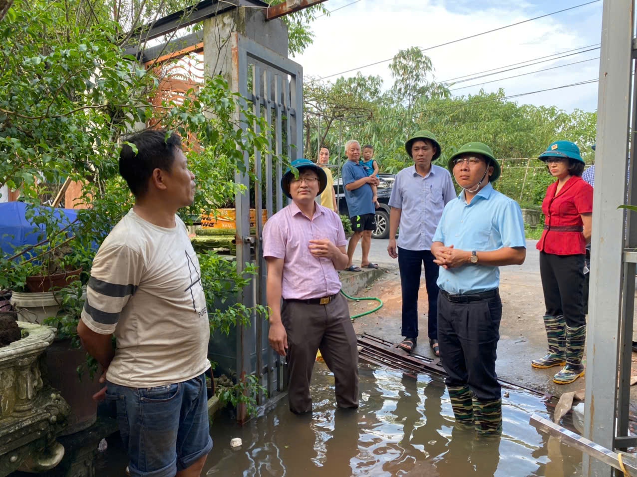 Lãnh đạo huyện Mê Linh kiểm tra, chỉ đạo công tác ứng phó với mưa, lũ, ngập lụt- Ảnh 3.