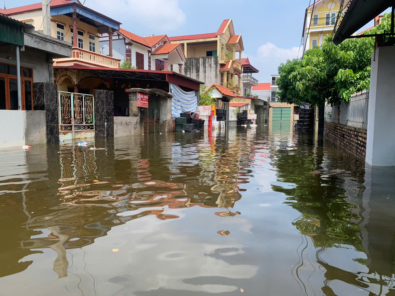 Chủ tịch UBND huyện Mê Linh Hoàng Anh Tuấn kiểm tra tình hình, chỉ đạo công tác hỗ trợ người dân vùng bị ngập lụt tại xã Thanh Lâm- Ảnh 3.