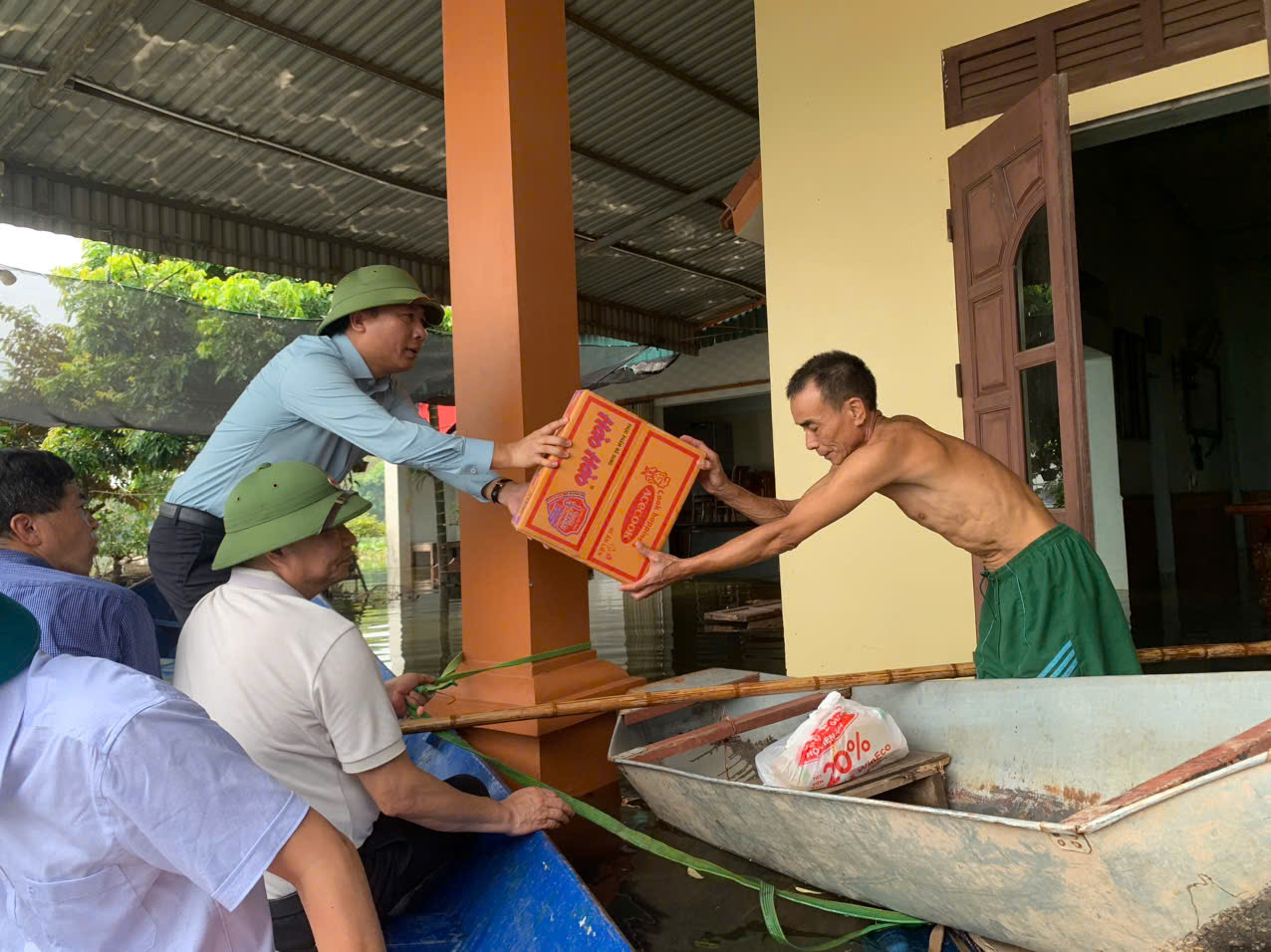 Bí thư Huyện ủy Nguyễn Thanh Liêm kiểm tra tình hình và thăm, tặng quà người dân bị ngập lụt- Ảnh 2.