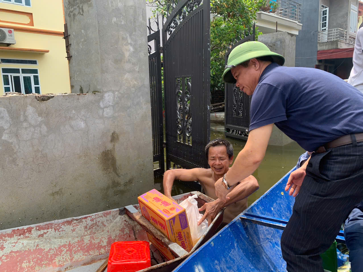 Bí thư Huyện ủy Nguyễn Thanh Liêm kiểm tra tình hình và thăm, tặng quà người dân bị ngập lụt- Ảnh 3.