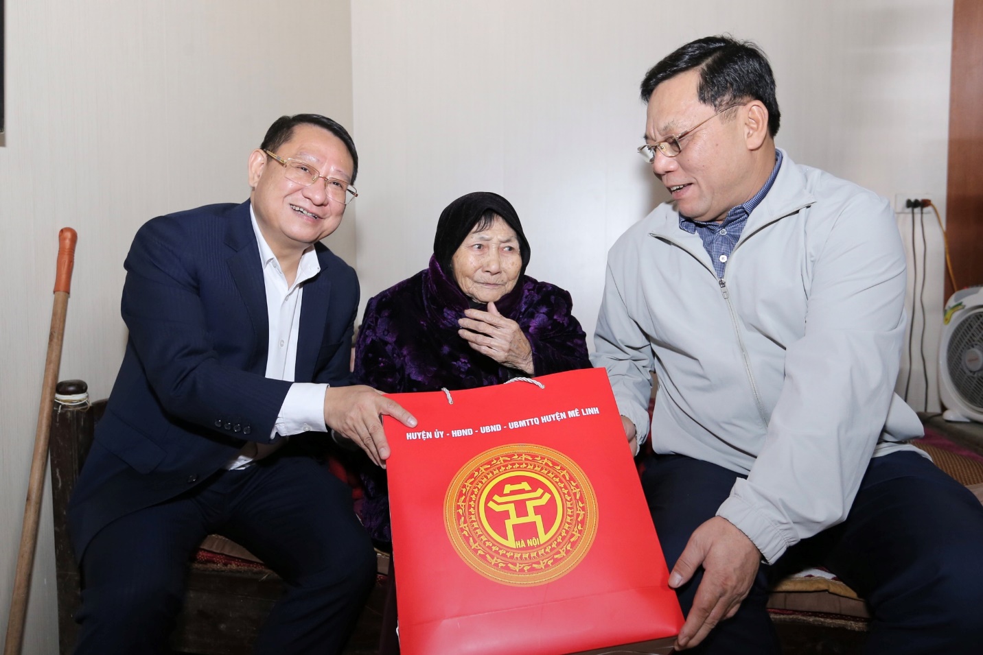 Giám đốc Công an thành phố Hà Nội Nguyễn Hải Trung thăm, tặng quà các gia đình chính sách tại huyện Mê Linh nhân dịp Tết Nguyên đán Ất Tỵ 2025- Ảnh 1. Giám đốc Công an thành phố Hà Nội Nguyễn Hải Trung thăm, tặng quà các gia đình chính sách tại huyện Mê Linh nhân dịp Tết Nguyên đán Ất Tỵ 2025- Ảnh 1.