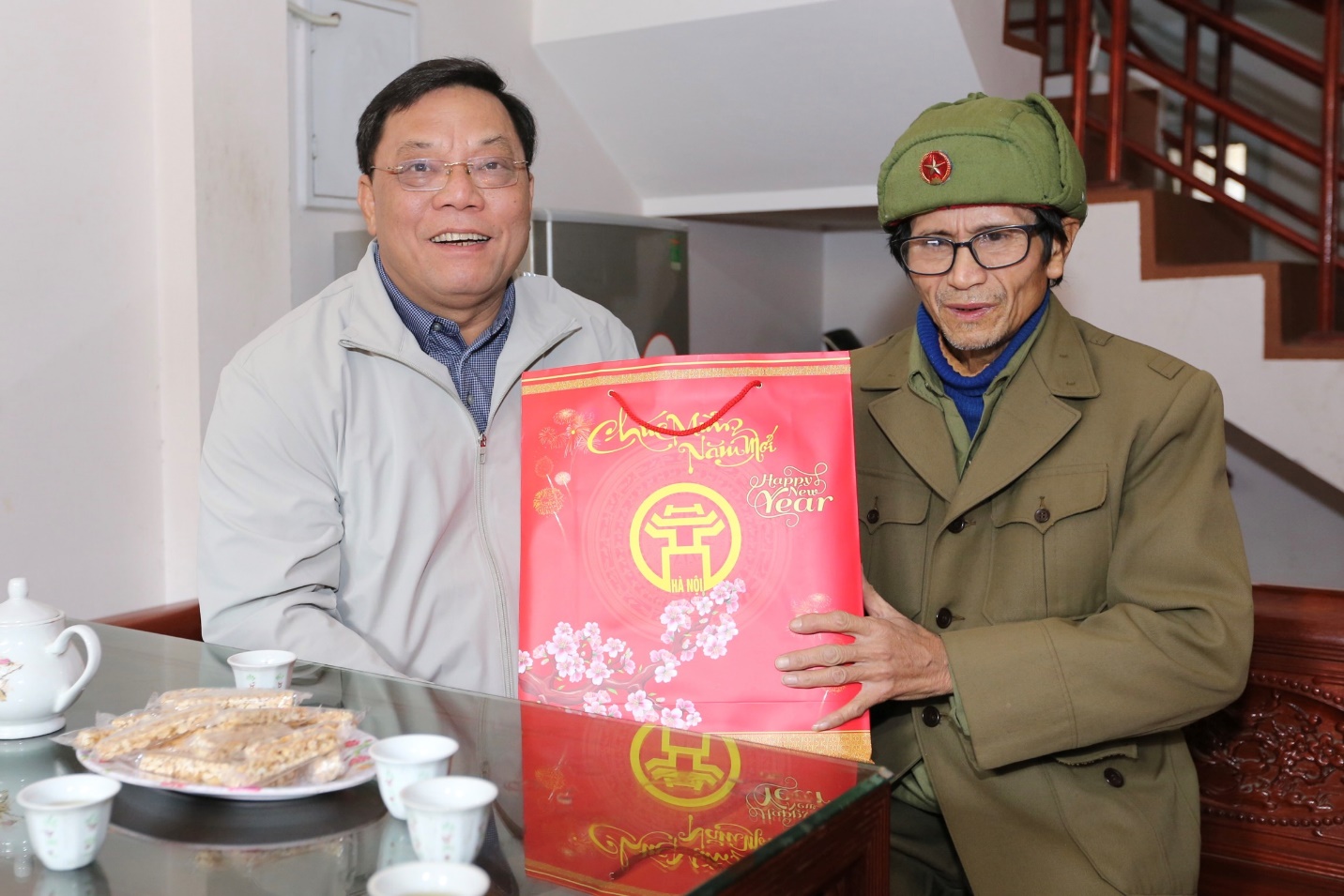 Giám đốc Công an thành phố Hà Nội Nguyễn Hải Trung thăm, tặng quà các gia đình chính sách tại huyện Mê Linh nhân dịp Tết Nguyên đán Ất Tỵ 2025- Ảnh 2. Giám đốc Công an thành phố Hà Nội Nguyễn Hải Trung thăm, tặng quà các gia đình chính sách tại huyện Mê Linh nhân dịp Tết Nguyên đán Ất Tỵ 2025- Ảnh 2.