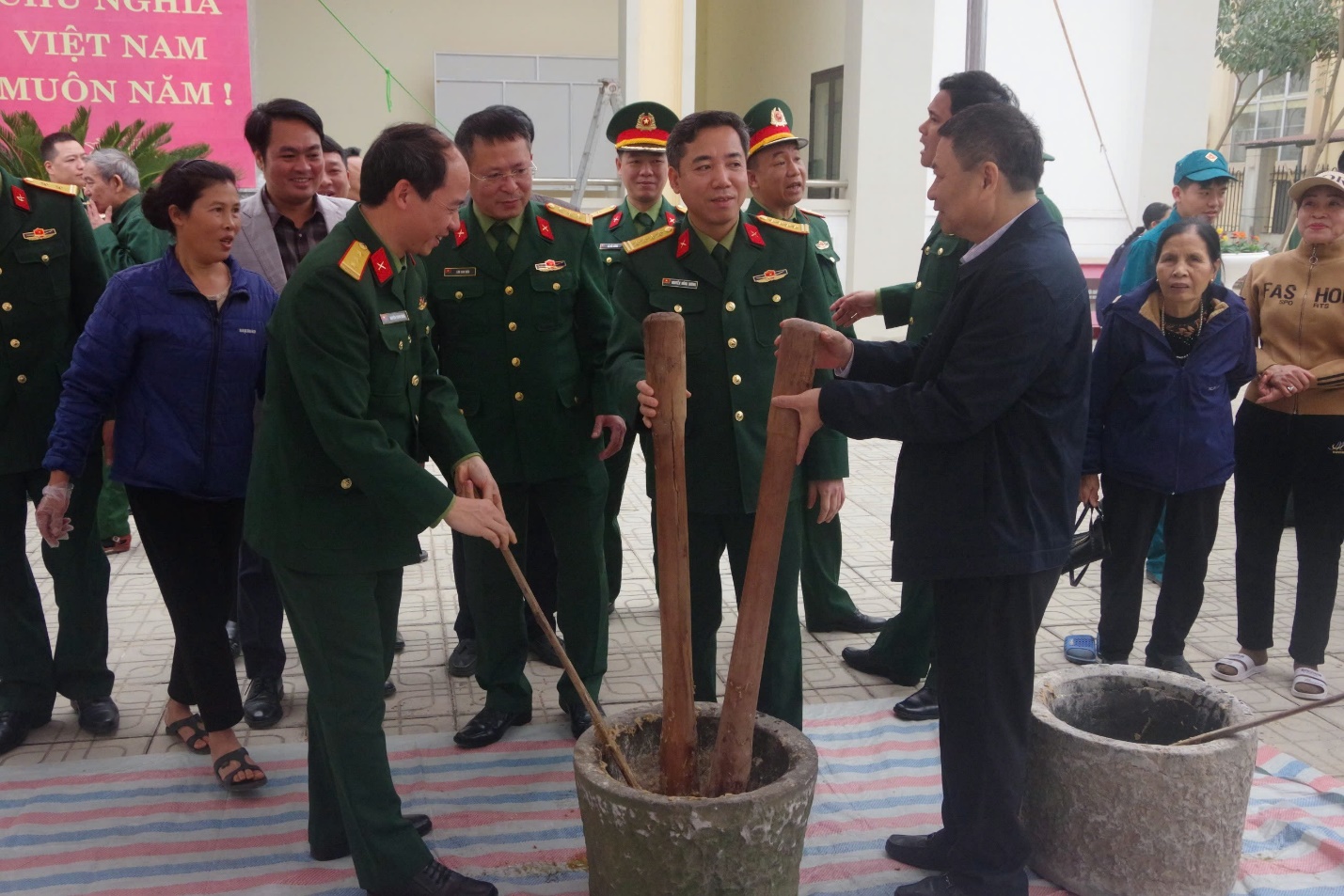 Mê Linh: Ấm áp chương trình "Xuân chung tay đoàn kết - Tết thắm tình quân dân"- Ảnh 2.