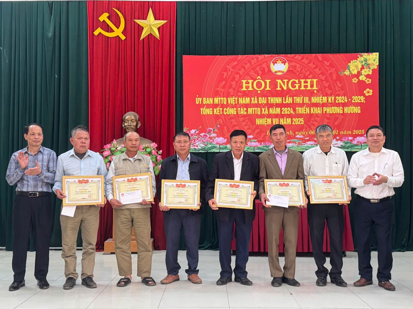 Ủy ban MTTQ xã Đại Thịnh tổ chức tổng kết công tác MTTQ xã năm 2024, triển khai phương hướng nhiệm vụ năm 2025.- Ảnh 3. C:\Users\Ngoi Sao\Desktop\tặng khen cá nhân.jpg