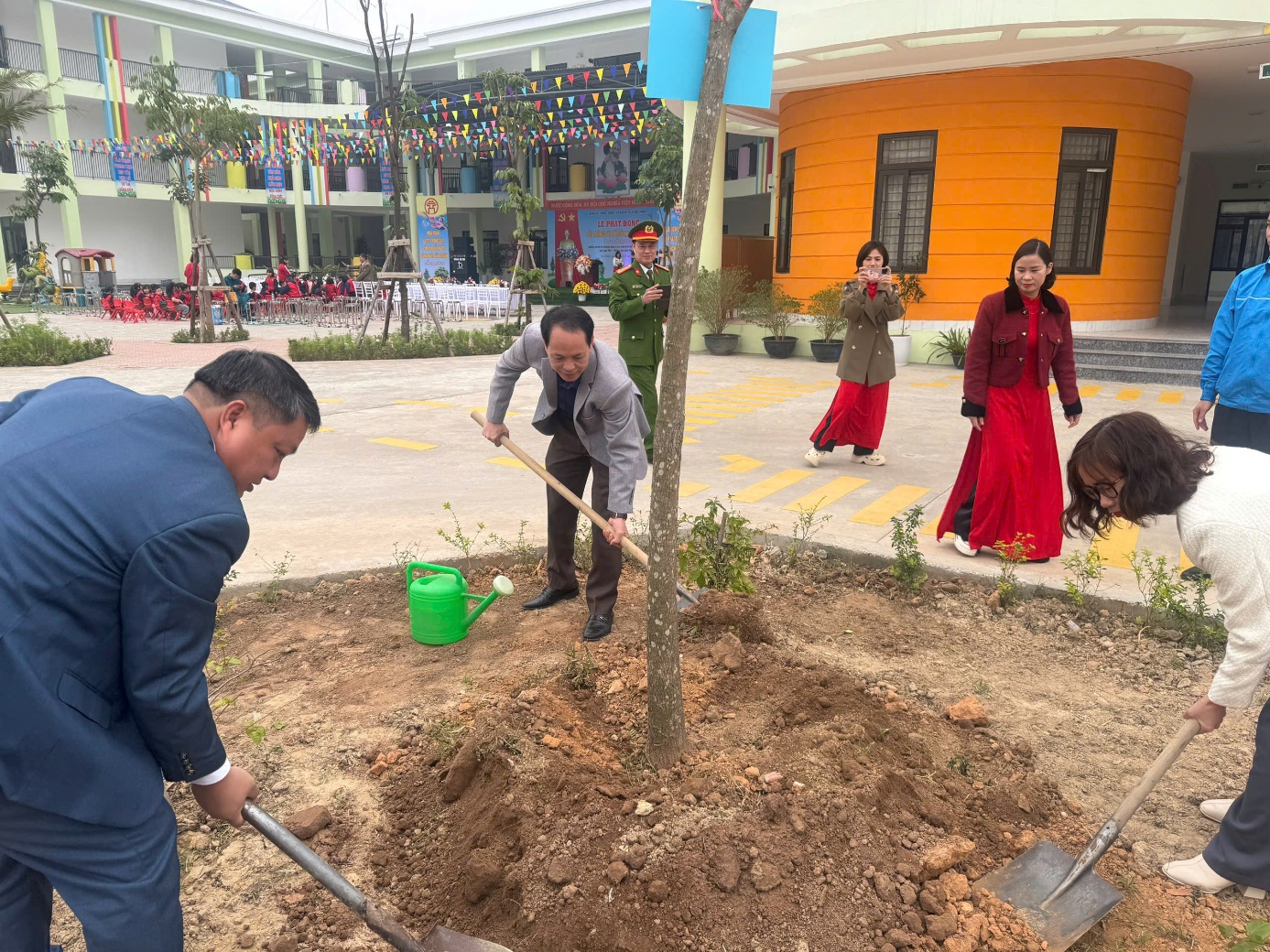 Lễ phát động Tết trồng cây “Đời đời nhớ ơn Bác Hồ” xuân Ất Tỵ năm 2025- Ảnh 2. C:\Users\Ngoi Sao\Desktop\ảnh TC 1.jpg