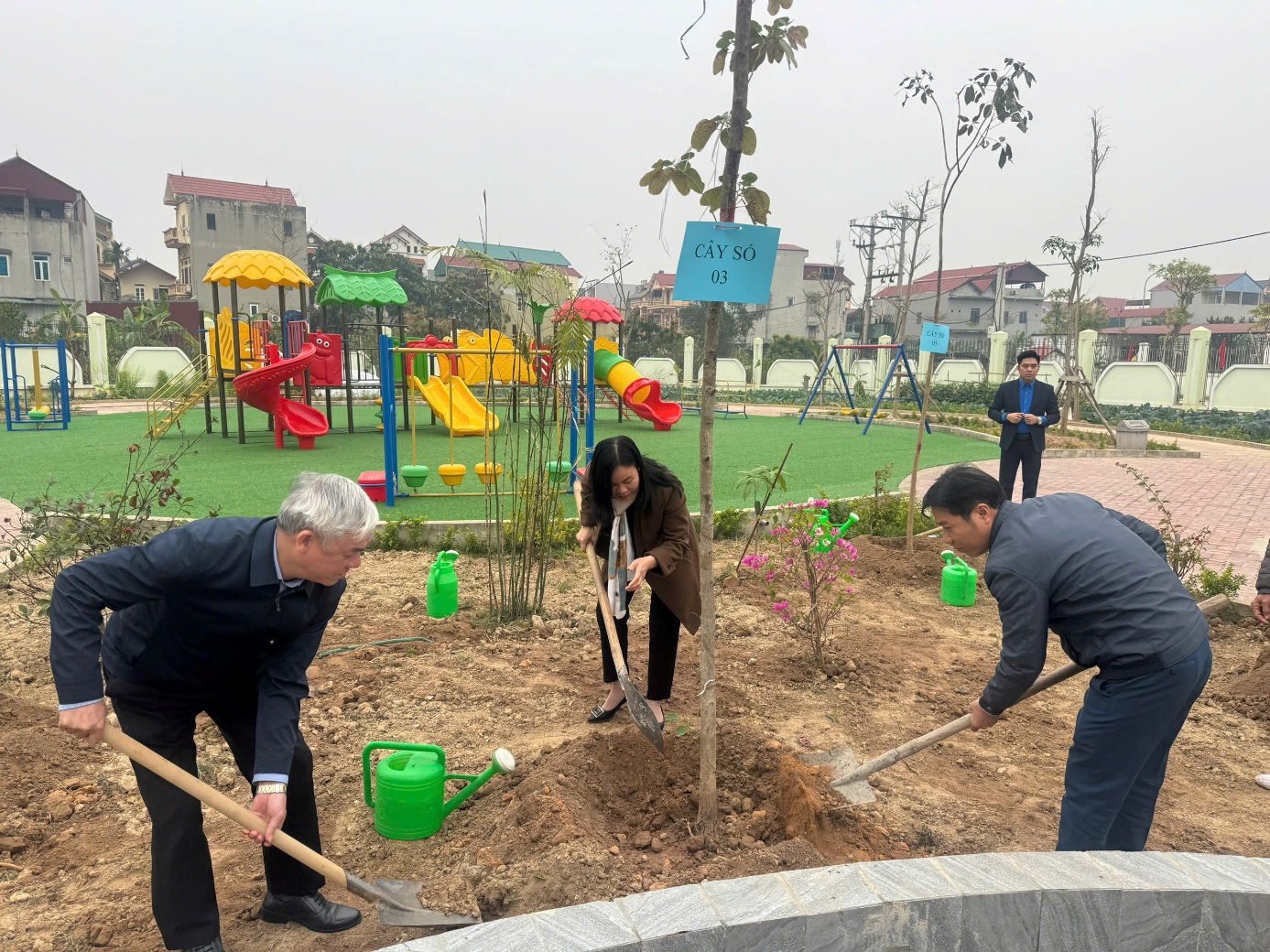 Lễ phát động Tết trồng cây “Đời đời nhớ ơn Bác Hồ” xuân Ất Tỵ năm 2025- Ảnh 3. C:\Users\Ngoi Sao\Desktop\ảnh TC 3.jpg