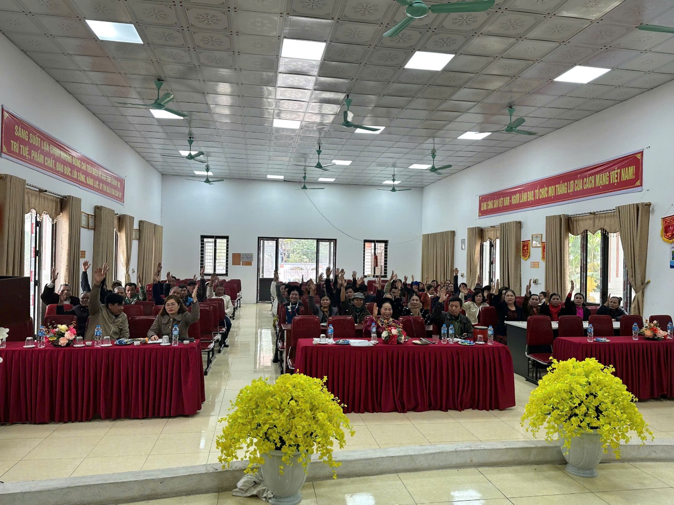 Hội nghị lấy ý kiến cộng đồng dân cư đối với bà Lê Thị Hân (Ngọc Hân) nghệ nhân ưu tú ca trù đề nghị xét tặng danh hiệu "Nghệ nhân nhân dân"- Ảnh 3. C:\Users\Ngoi Sao\Desktop\nhất trí.jpg