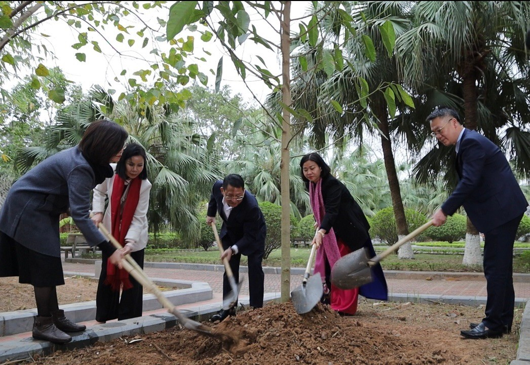 Các đồng chí lãnh đạo Trung ương, thành phố Hà Nội trồng cây đầu xuân tại Di tích Quốc gia đặc biệt Đền Hai Bà Trưng- Ảnh 2.