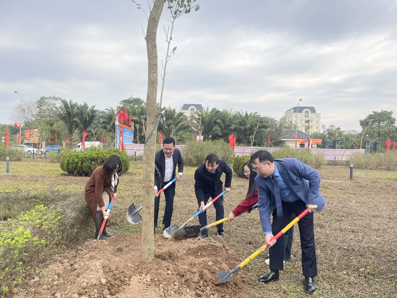 Mê Linh: Phát động Tết trồng cây đời đời nhớ ơn Bác Hồ Xuân Ất Tỵ 2025- Ảnh 3.