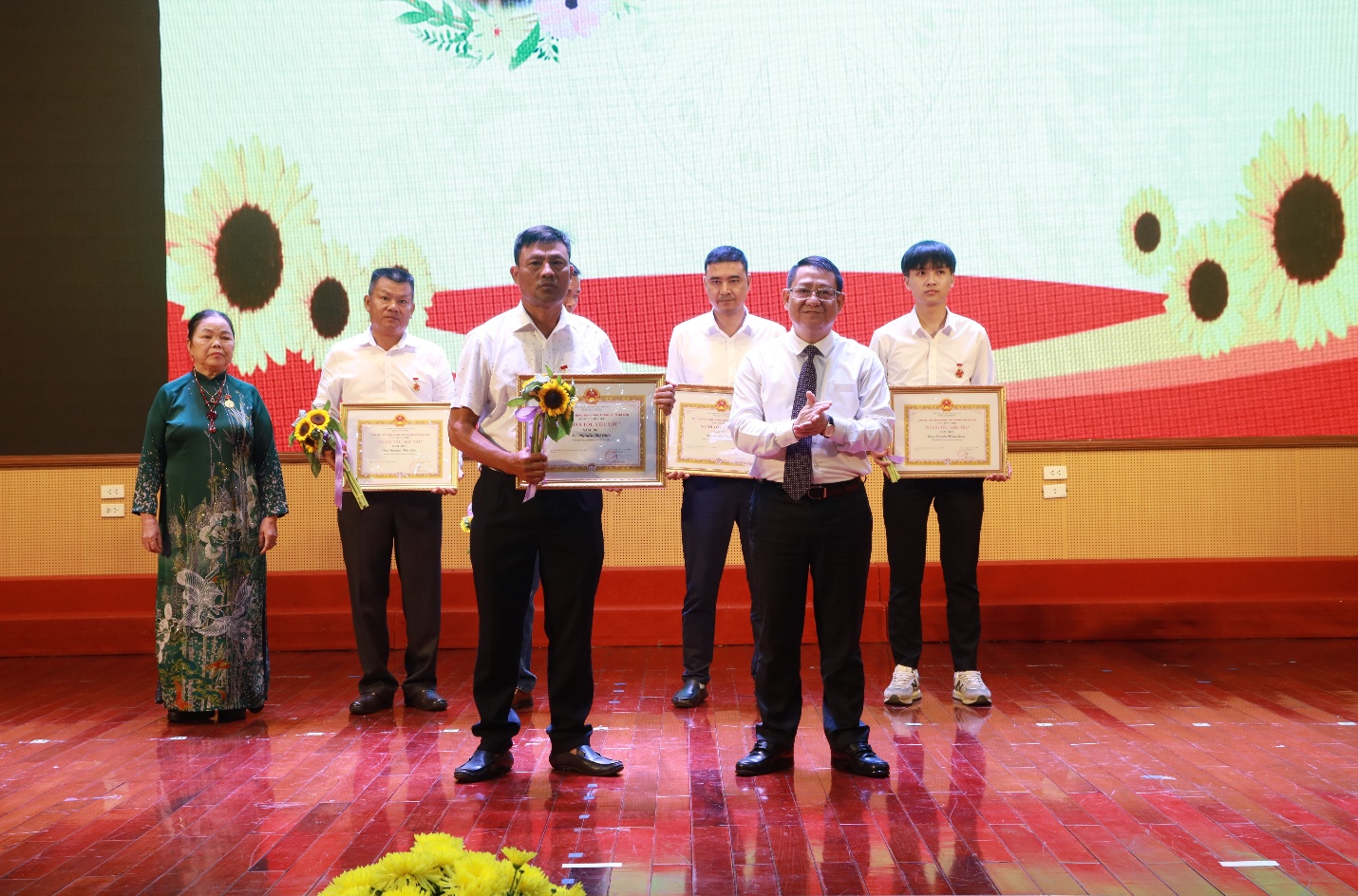 Huyện Mê Linh có thêm 10 cá nhân được UBND thành phố Hà Nội tặng danh hiệu "Người tốt, việc tốt"- Ảnh 1. Huyện Mê Linh có thêm 10 cá nhân được UBND thành phố Hà Nội tặng danh hiệu "Người tốt, việc tốt"- Ảnh 1.