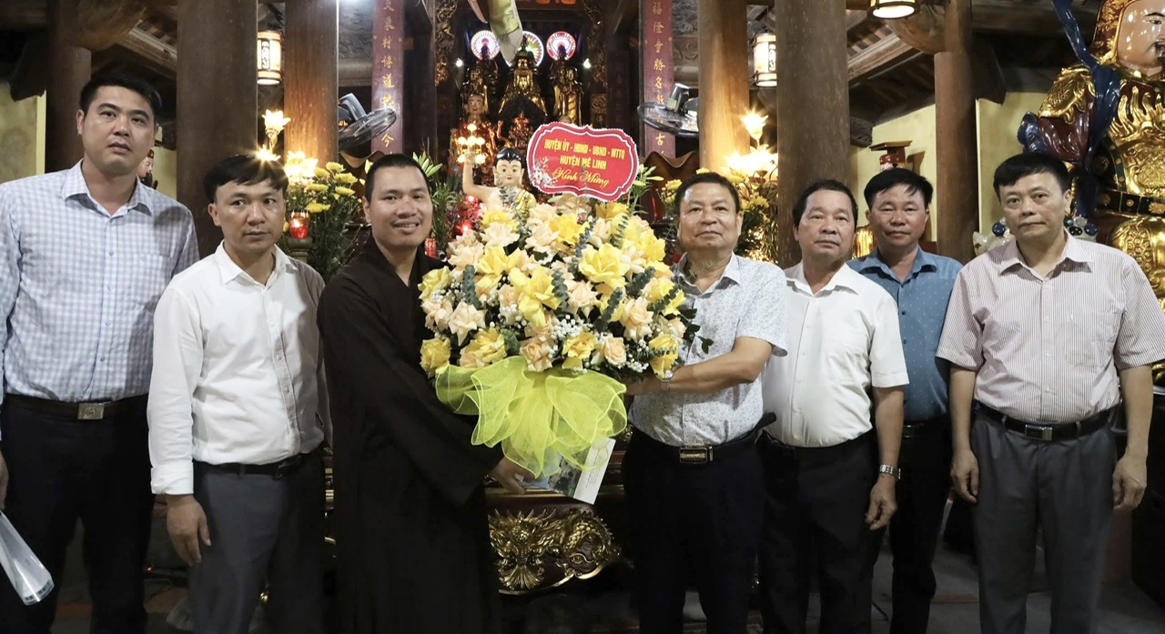 Các đồng chí lãnh đạo huyện Mê Linh thăm, tặng quà chúc mừng Đại lễ phật đản 2025- Ảnh 1. Các đồng chí lãnh đạo huyện Mê Linh thăm, tặng quà chúc mừng Đại lễ phật đản 2025- Ảnh 1.