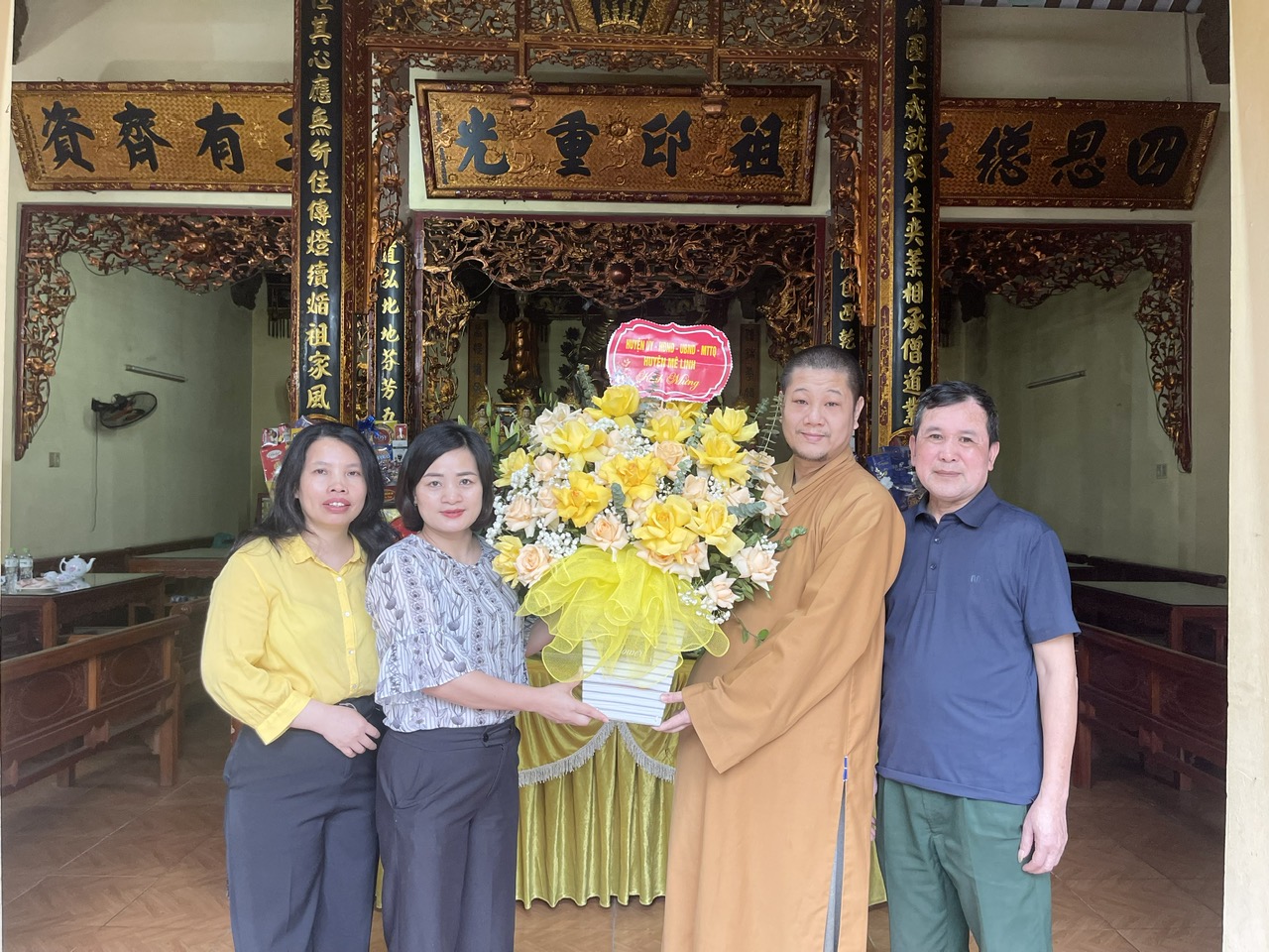 Các đồng chí lãnh đạo huyện Mê Linh thăm, tặng quà chúc mừng Đại lễ phật đản 2025- Ảnh 2. Các đồng chí lãnh đạo huyện Mê Linh thăm, tặng quà chúc mừng Đại lễ phật đản 2025- Ảnh 2.