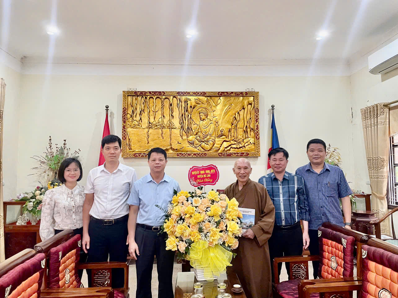 Các đồng chí lãnh đạo huyện Mê Linh thăm, tặng quà chúc mừng Đại lễ phật đản 2025- Ảnh 3. Các đồng chí lãnh đạo huyện Mê Linh thăm, tặng quà chúc mừng Đại lễ phật đản 2025- Ảnh 3.