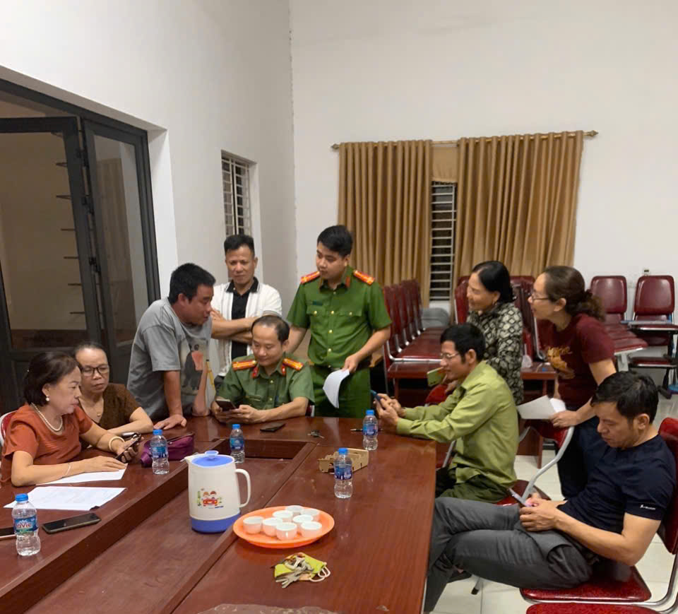 Công an xã Đại Thịnh hướng dẫn người dân tham gia góp ý sửa đổi Hiến pháp- Ảnh 1. C:\Users\Ngoi Sao\Desktop\ảnh HP 2.jpg