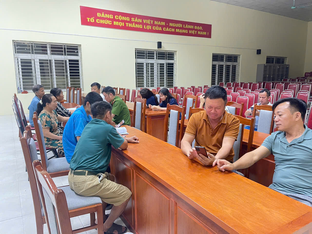 Công an xã Đại Thịnh hướng dẫn người dân tham gia góp ý sửa đổi Hiến pháp- Ảnh 2. C:\Users\Ngoi Sao\Desktop\ảnh HP 1.jpg