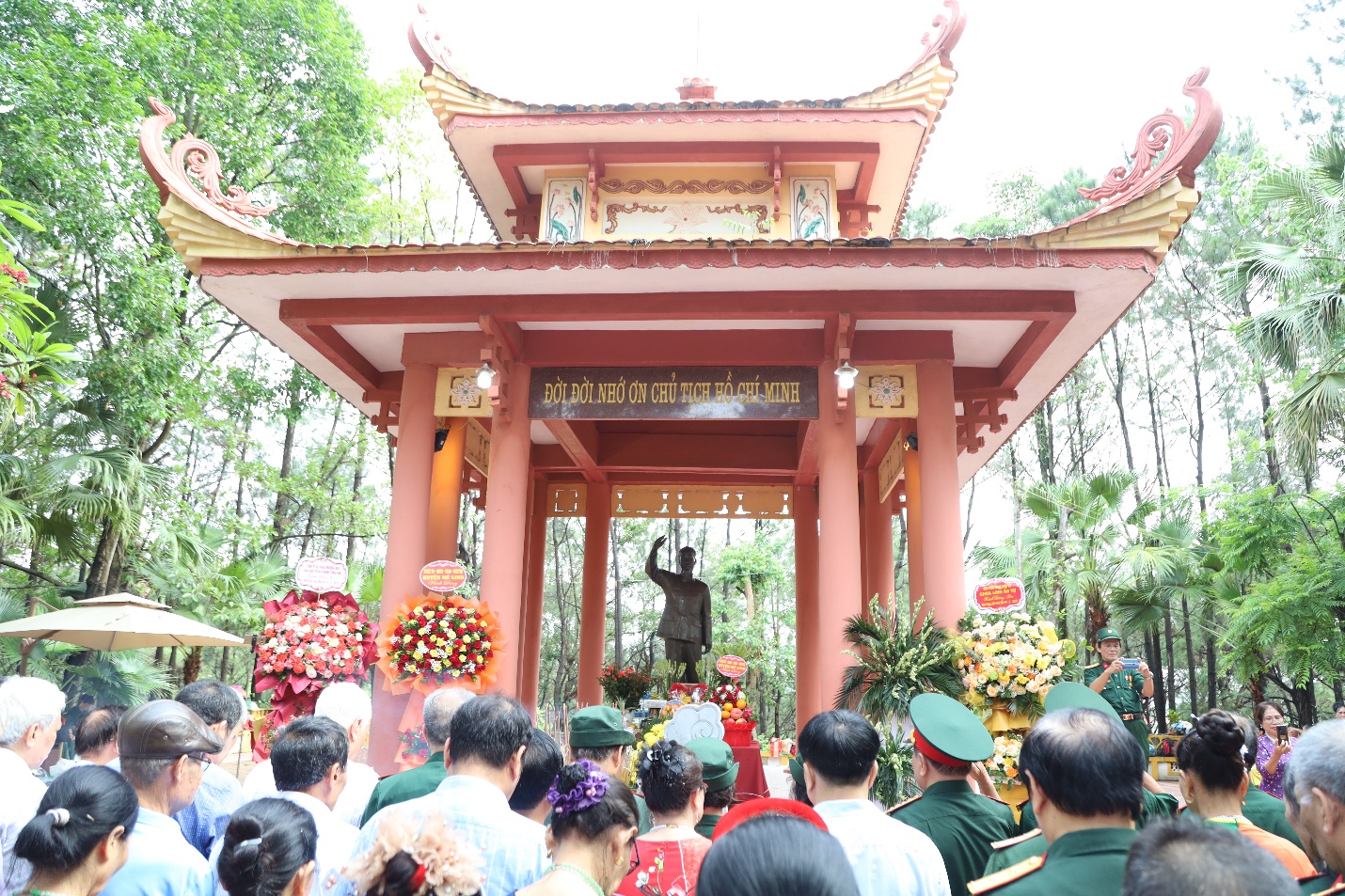 Lãnh đạo huyện Mê Linh dâng hương, tưởng niệm Chủ tịch Hồ Chí Minh nhân kỷ niệm 135 năm Ngày sinh của Người- Ảnh 2.