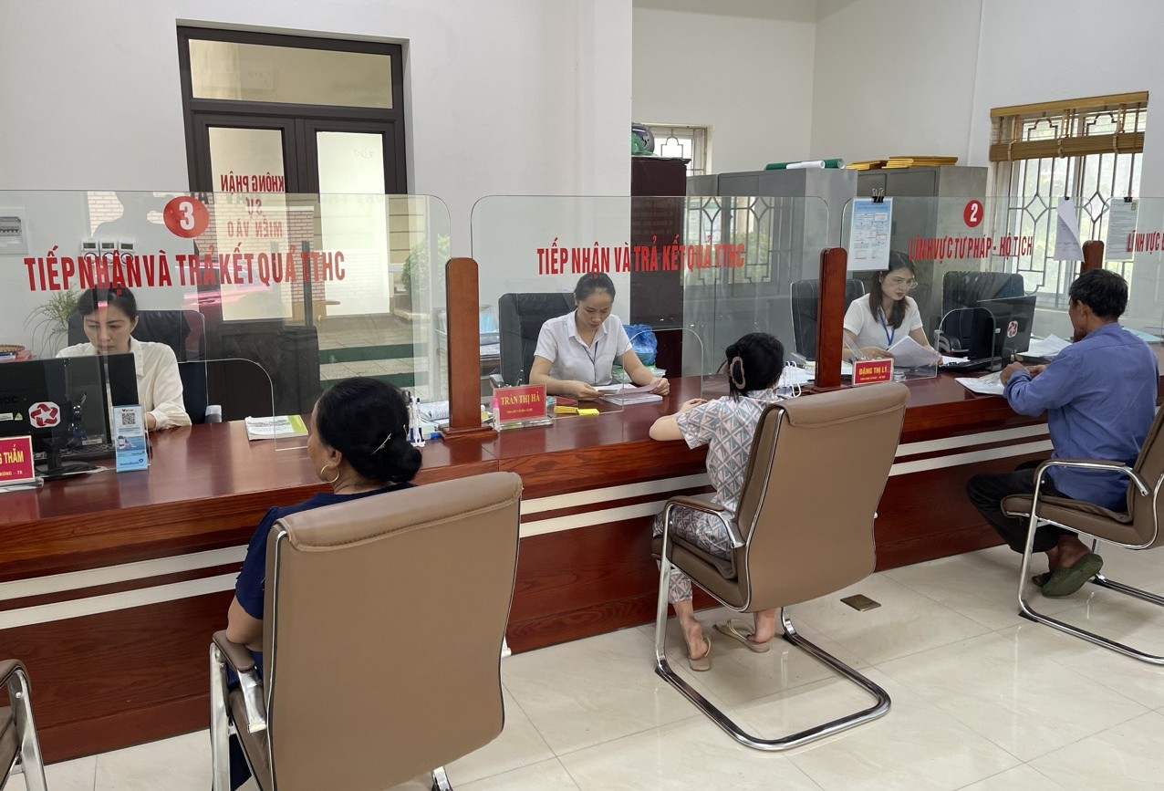 Cán bộ, công chức huyện Mê Linh nâng cao tinh thần trách nhiệm trong giai đoạn "nước rút"- Ảnh 1. Cán bộ, công chức huyện Mê Linh nâng cao tinh thần trách nhiệm trong giai đoạn "nước rút"- Ảnh 1.