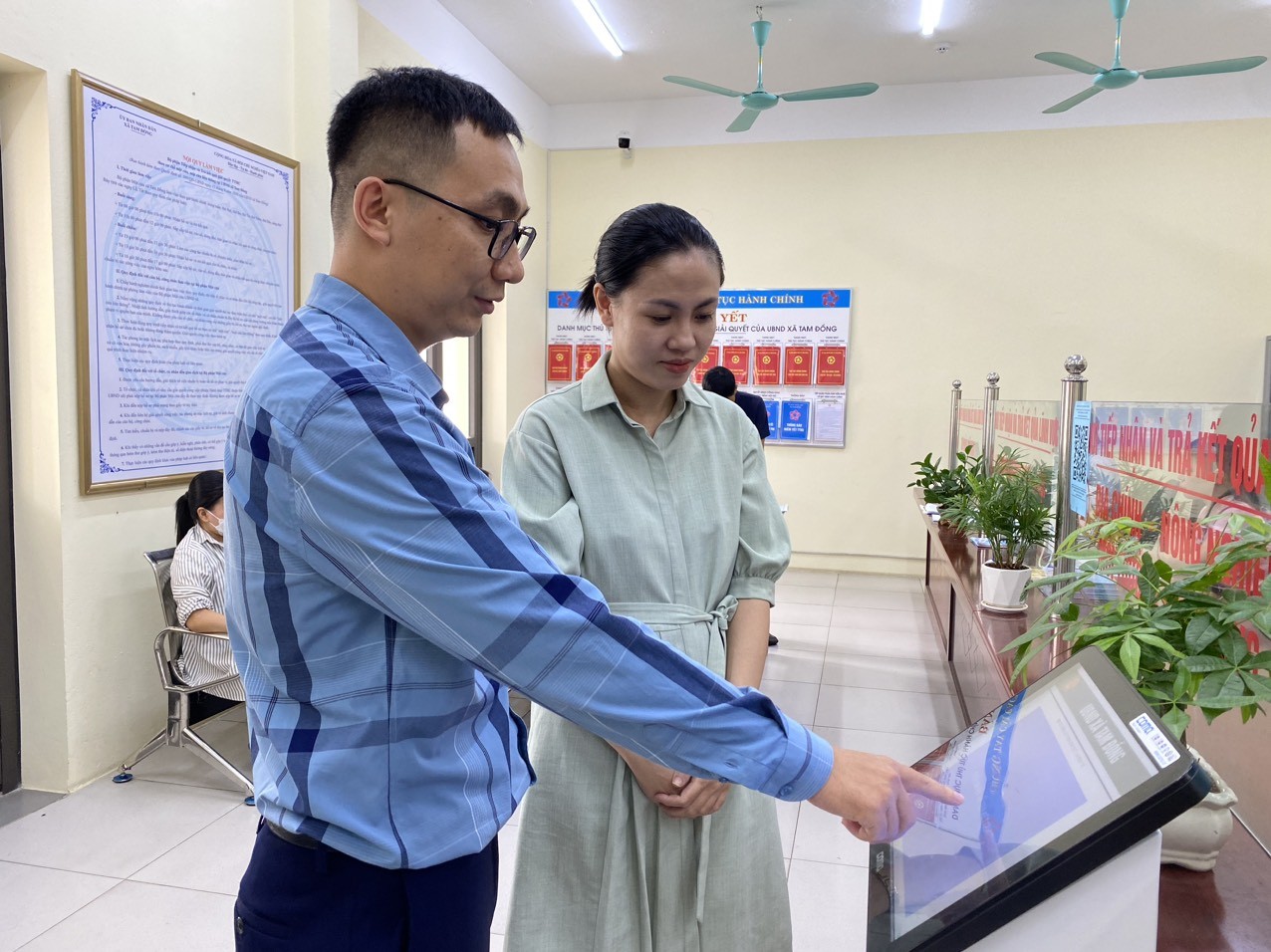 Cán bộ, công chức huyện Mê Linh nâng cao tinh thần trách nhiệm trong giai đoạn "nước rút"- Ảnh 2. Cán bộ, công chức huyện Mê Linh nâng cao tinh thần trách nhiệm trong giai đoạn "nước rút"- Ảnh 2.