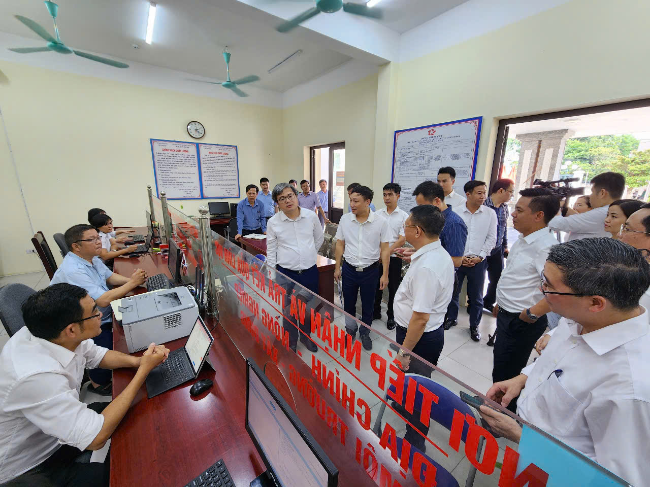 Phó Chủ tịch UBND thành phố Trương Việt Dũng kiểm tra cơ sở vật chất 4 xã mới tại huyện Mê Linh- Ảnh 2. Phó Chủ tịch UBND thành phố Trương Việt Dũng kiểm tra cơ sở vật chất 4 xã mới tại huyện Mê Linh- Ảnh 2.