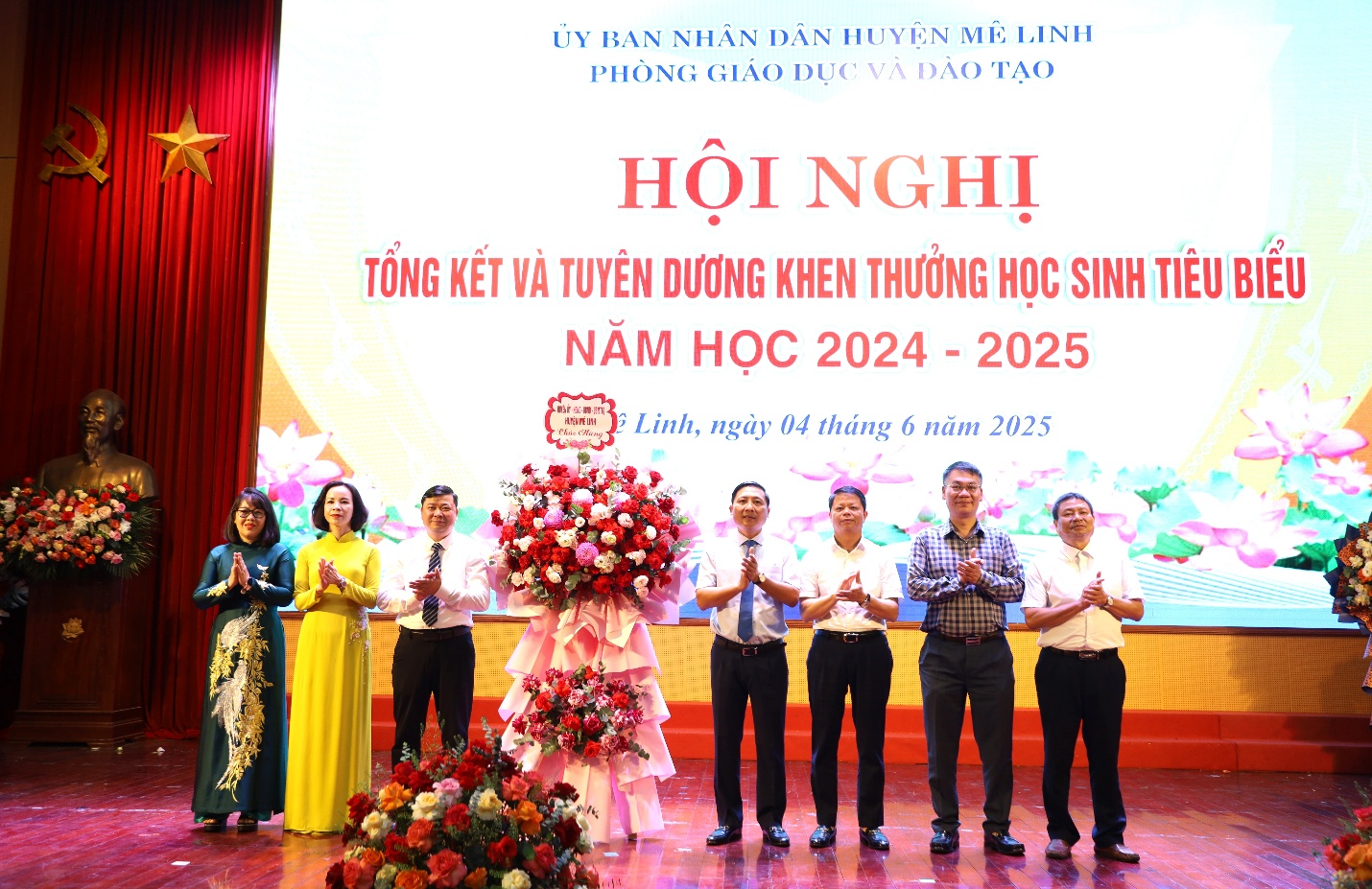 Mê Linh: Tổng kết và tuyên dương khen thưởng học sinh tiêu biểu năm học 2024 - 2025- Ảnh 1. C:\Users\Admin\Desktop\IMG_1098.JPG