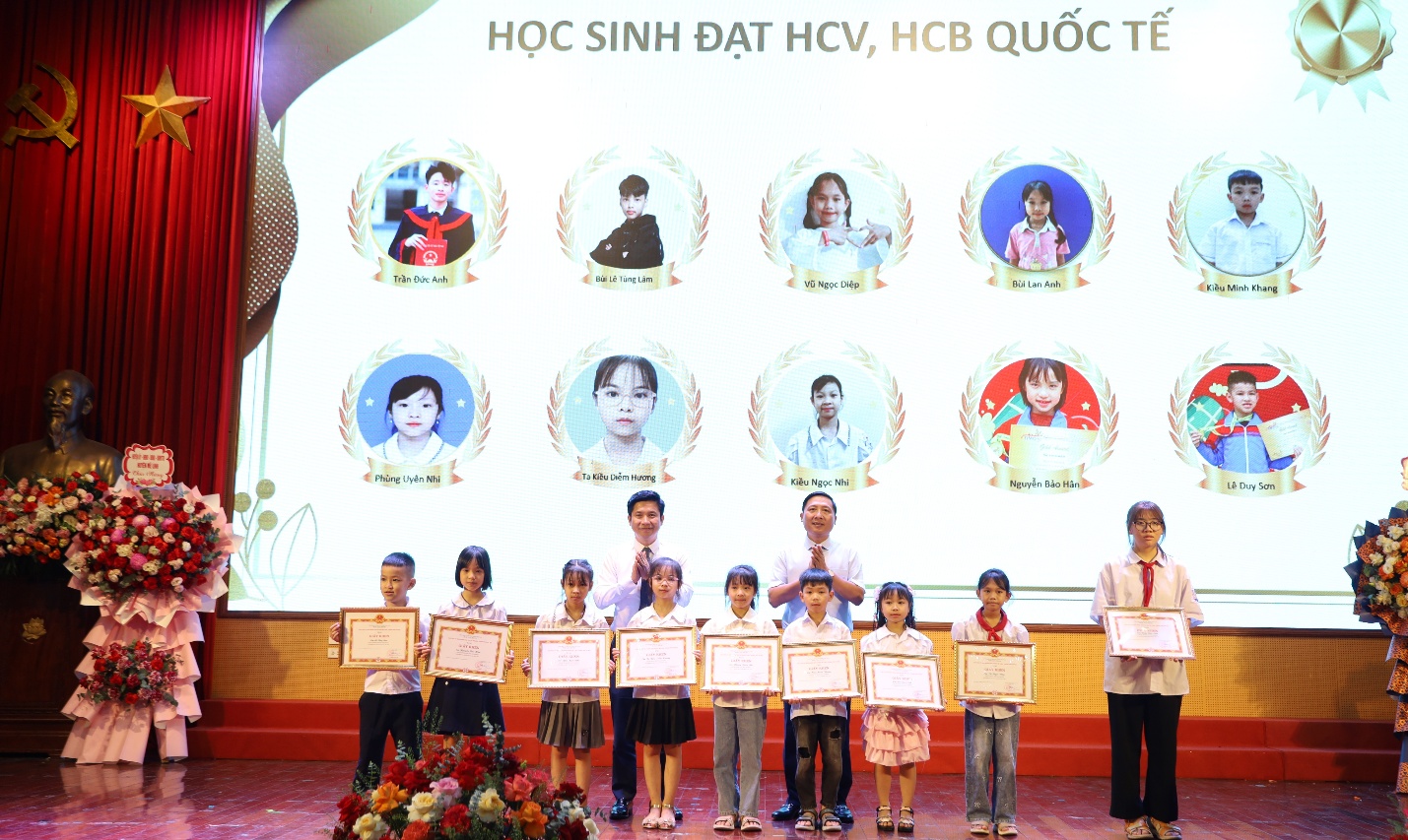 Mê Linh: Tổng kết và tuyên dương khen thưởng học sinh tiêu biểu năm học 2024 - 2025- Ảnh 2. C:\Users\Admin\Desktop\IMG_1122.JPG