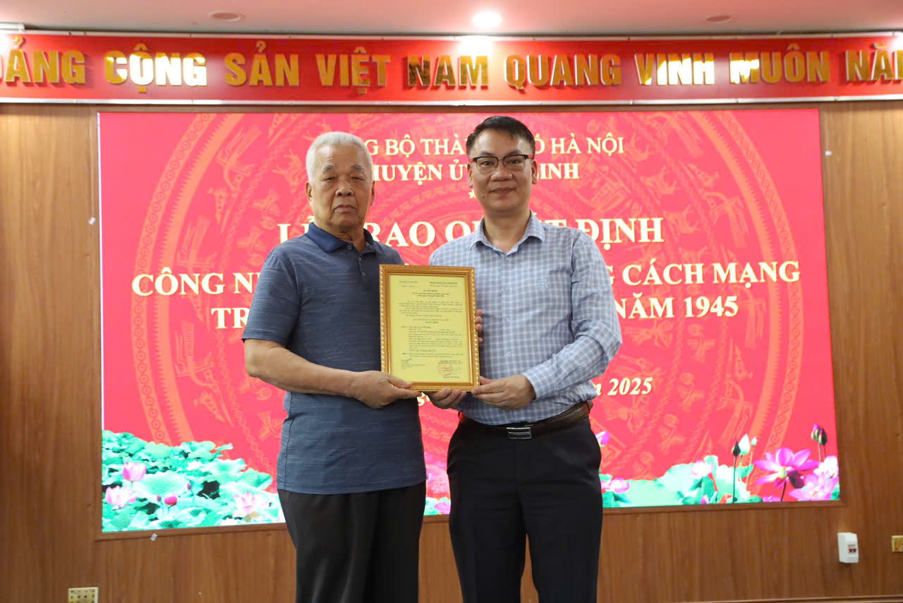 Trao quyết định công nhận người hoạt động cách mạng đối với đồng chí Lê Sỹ Bang thuộc Đảng bộ huyện Mê Linh- Ảnh 1. Trao quyết định công nhận người hoạt động cách mạng đối với đồng chí Lê Sỹ Bang thuộc Đảng bộ huyện Mê Linh- Ảnh 1.