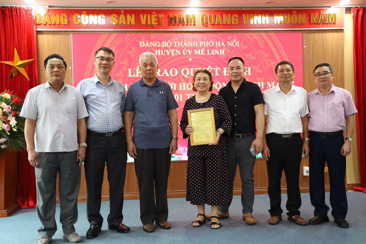Trao quyết định công nhận người hoạt động cách mạng đối với đồng chí Lê Sỹ Bang thuộc Đảng bộ huyện Mê Linh- Ảnh 2. Trao quyết định công nhận người hoạt động cách mạng đối với đồng chí Lê Sỹ Bang thuộc Đảng bộ huyện Mê Linh- Ảnh 2.