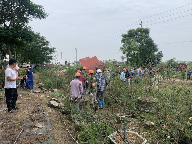 Huyện Mê Linh giải tỏa các trường hợp lấn chiếm phần diện tích đã giải phóng mặt bằng hai bên đường Mê Linh - Ảnh 2.