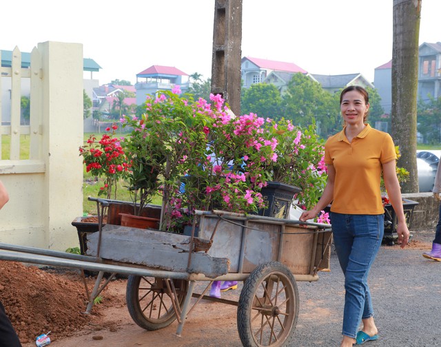 Mê Linh: Ra quân trồng tuyến đường hoa kiểu mẫu tại xã Thanh Lâm - Ảnh 4.