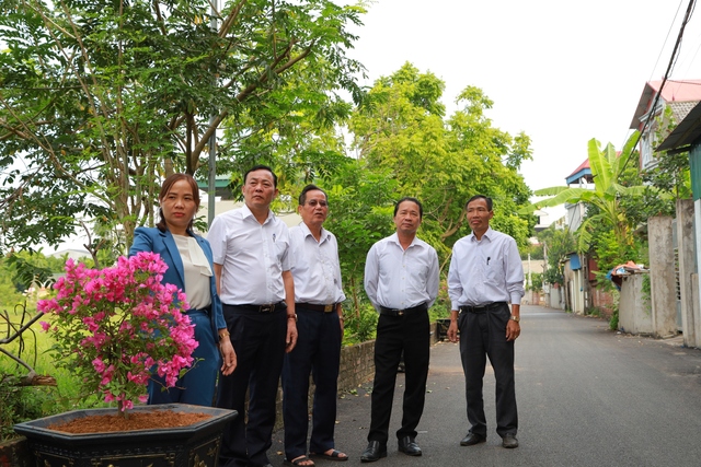 Mê Linh: Ra quân trồng tuyến đường hoa kiểu mẫu tại xã Thanh Lâm - Ảnh 10.