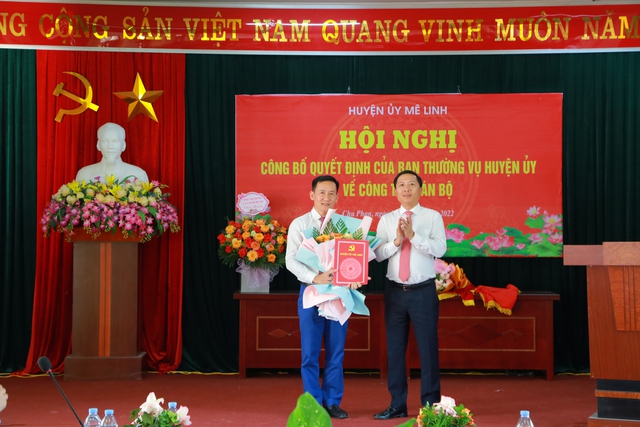 Mê Linh: Công bố Quyết định điều động Bí thư Đảng ủy xã Chu Phan, Bí thư Đảng ủy xã Tiền Phong và Trưởng ban Quản lý Di tích Đền thờ Hai Bà Trưng - Ảnh 1.