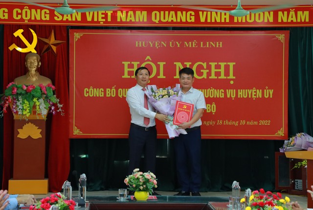 Mê Linh: Công bố Quyết định điều động Bí thư Đảng ủy xã Chu Phan, Bí thư Đảng ủy xã Tiền Phong và Trưởng ban Quản lý Di tích Đền thờ Hai Bà Trưng - Ảnh 3.
