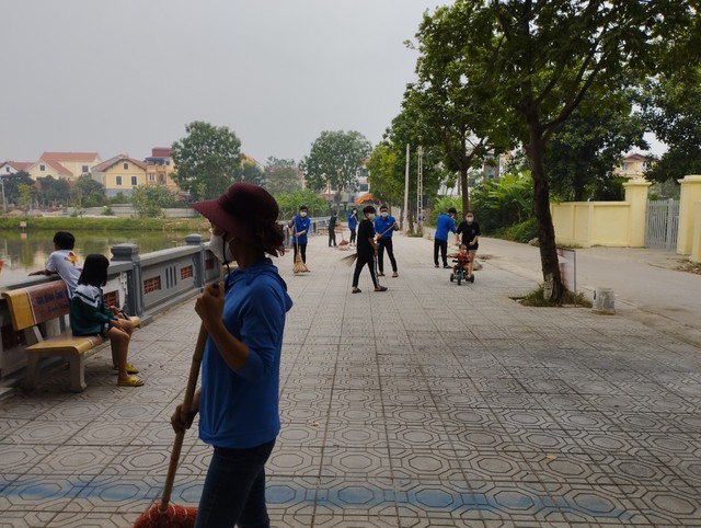 Xã Liên Mạc ra quân tổng vệ sinh môi trường chào mừng huyện Mê Linh đạt chuẩn nông thôn mới - Ảnh 4.