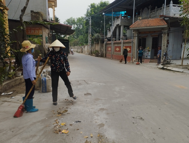Xã Liên Mạc ra quân tổng vệ sinh môi trường chào mừng huyện Mê Linh đạt chuẩn nông thôn mới - Ảnh 2.