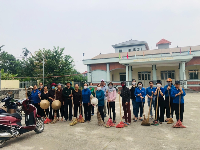 Xã Liên Mạc ra quân tổng vệ sinh môi trường chào mừng huyện Mê Linh đạt chuẩn nông thôn mới - Ảnh 1.
