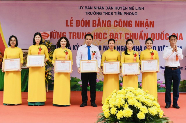Trường THCS Tiền Phong tổ chức Lễ đón Bằng công nhận trường chuẩn Quốc gia và Kỷ niệm 40 năm Ngày Nhà giáo Việt Nam - Ảnh 5. Trường THCS Tiền Phong tổ chức Lễ đón Bằng công nhận trường chuẩn Quốc gia và Kỷ niệm 40 năm Ngày Nhà giáo Việt Nam - Ảnh 5.