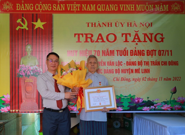 Huyện ủy Mê Linh trao Huy hiệu 70 năm tuổi Đảng cho đồng chí Nguyễn Văn Lộc - Đảng bộ Thị trấn Chi Đông - Ảnh 1.