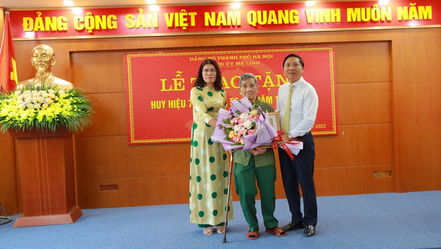 Huyện ủy Mê Linh: Trao Huy hiệu Đảng cho các đảng viên đợt 07/11/2022 - Ảnh 2.