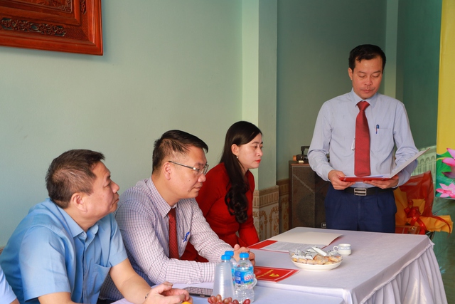 Huyện ủy Mê Linh trao Huy hiệu 70 năm tuổi Đảng cho đồng chí Nguyễn Văn Lộc - Đảng bộ Thị trấn Chi Đông - Ảnh 3.