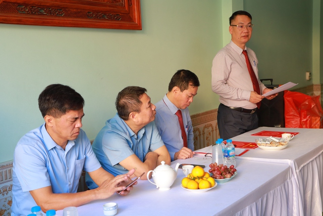 Huyện ủy Mê Linh trao Huy hiệu 70 năm tuổi Đảng cho đồng chí Nguyễn Văn Lộc - Đảng bộ Thị trấn Chi Đông - Ảnh 2.