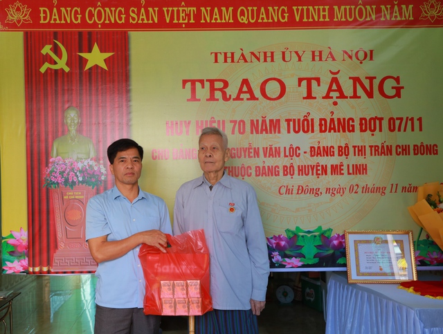 Huyện ủy Mê Linh trao Huy hiệu 70 năm tuổi Đảng cho đồng chí Nguyễn Văn Lộc - Đảng bộ Thị trấn Chi Đông - Ảnh 4.