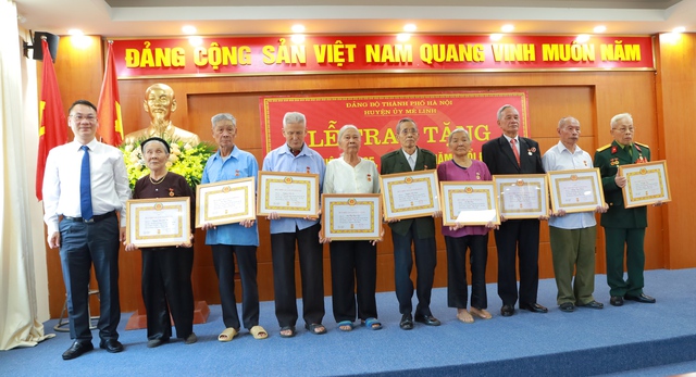 Huyện ủy Mê Linh: Trao Huy hiệu Đảng cho các đảng viên đợt 07/11/2022 - Ảnh 5.